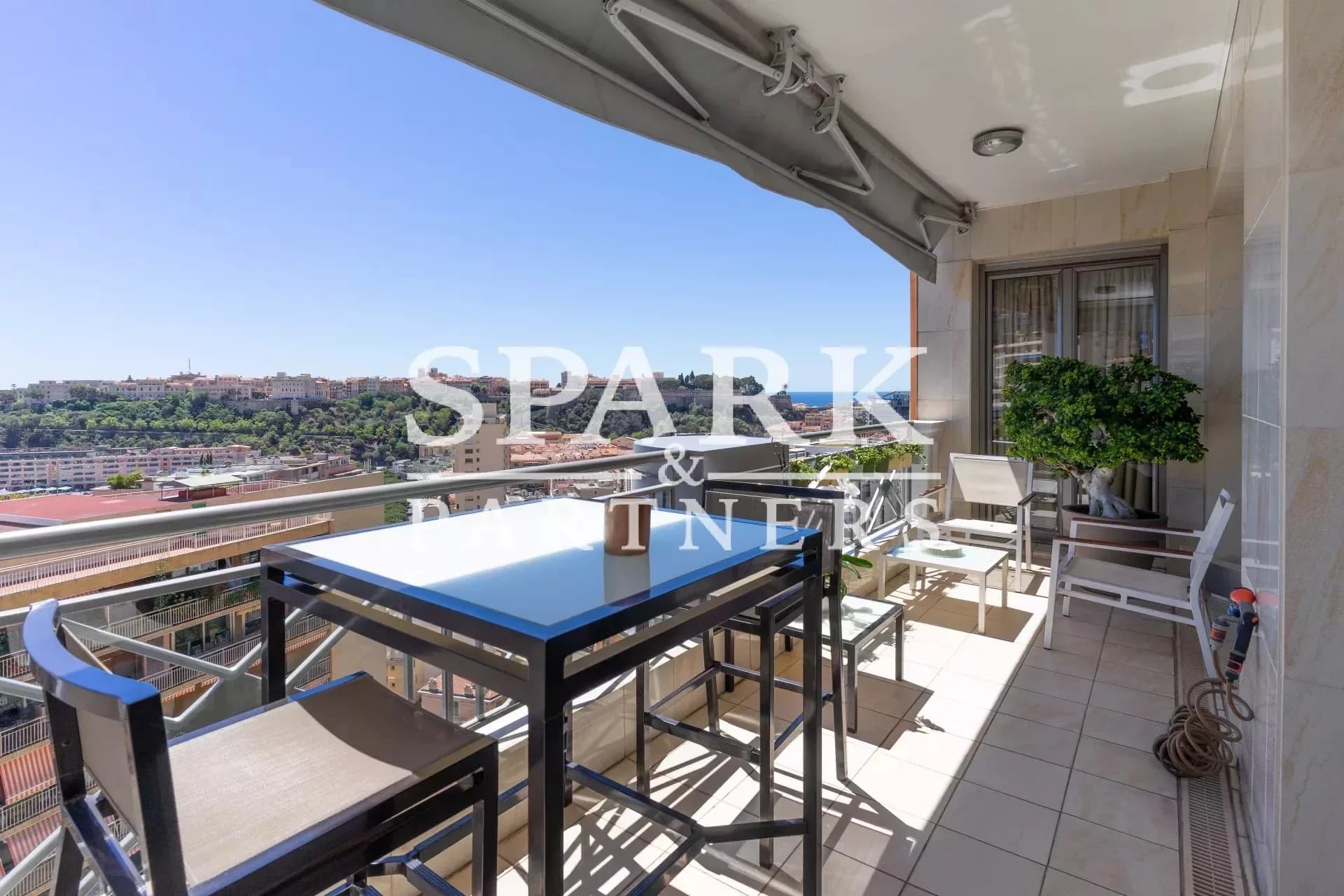 Triplex with panoramic harbor view