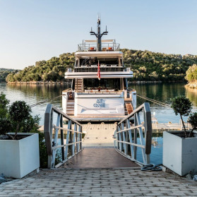 M/Y AT ONE