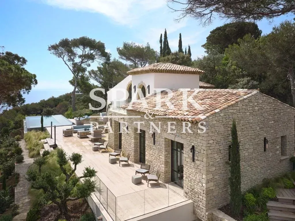 Les Salins exceptional location with sea view